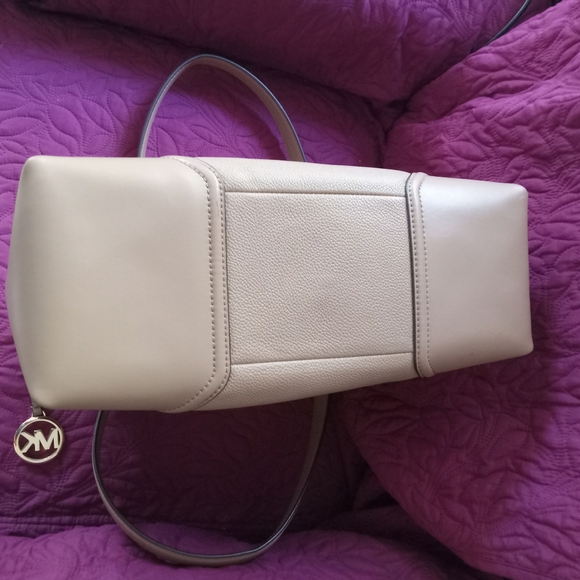 π MICHAEL KORS PURSE π - Picture 3 of 4